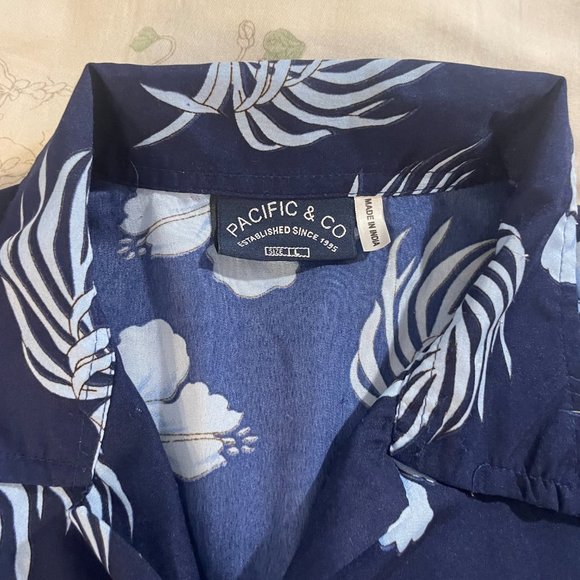 Mens XL navy blue hawaiian button up shirt! - Picture 10 of 11